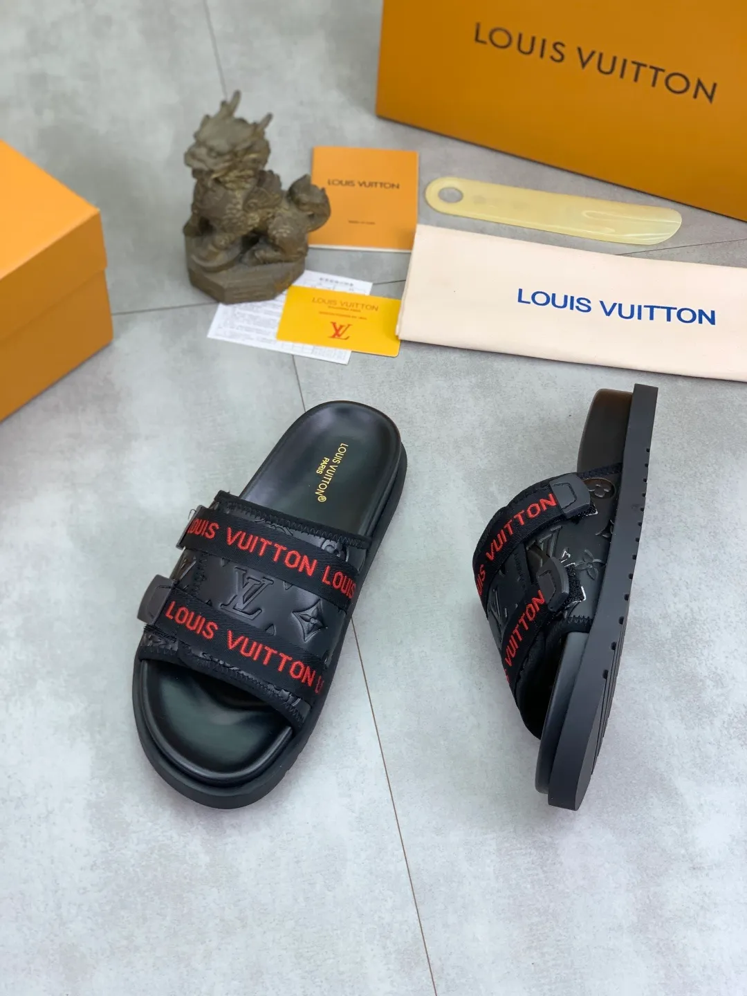 Men's shoes 💰P320💰【New style】🆘 Original quality 【LOUIS VUITTON】The popular Louis Vuitton LV men's slippers on the official website are on sale simultaneously! Original fabric imported from Italy, original factory special supply, code number: 38-44 (45 customized), many colors available